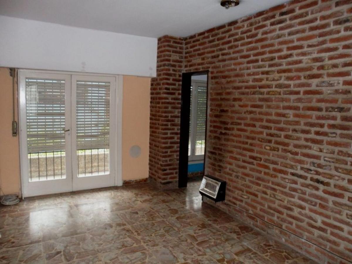 Casa de 2 dormitorios en Morón, Argentina No. 5380