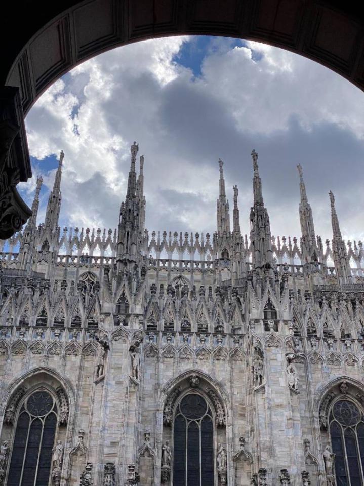 6 rooms Apartment in Milan, Italy No. 241875