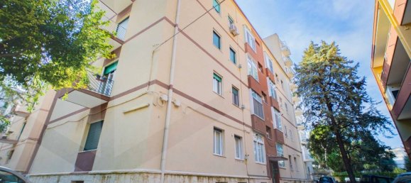 4 rooms Commercial property in Bari, Italy No. 23208 3