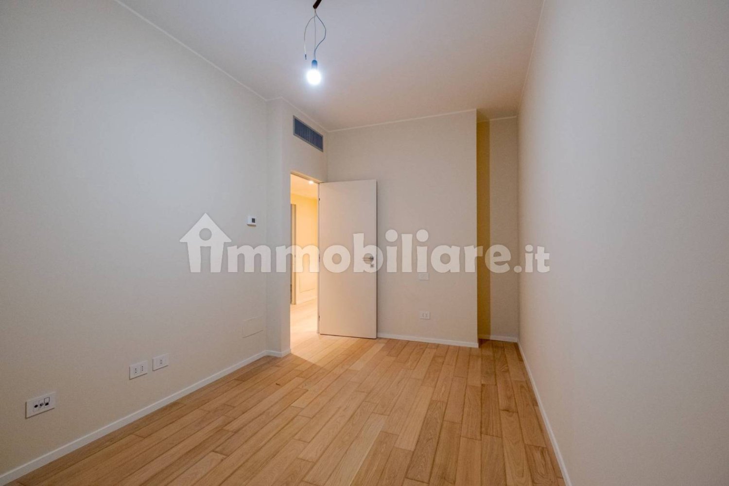 4 rooms Office in Milan, Italy No. 376632
