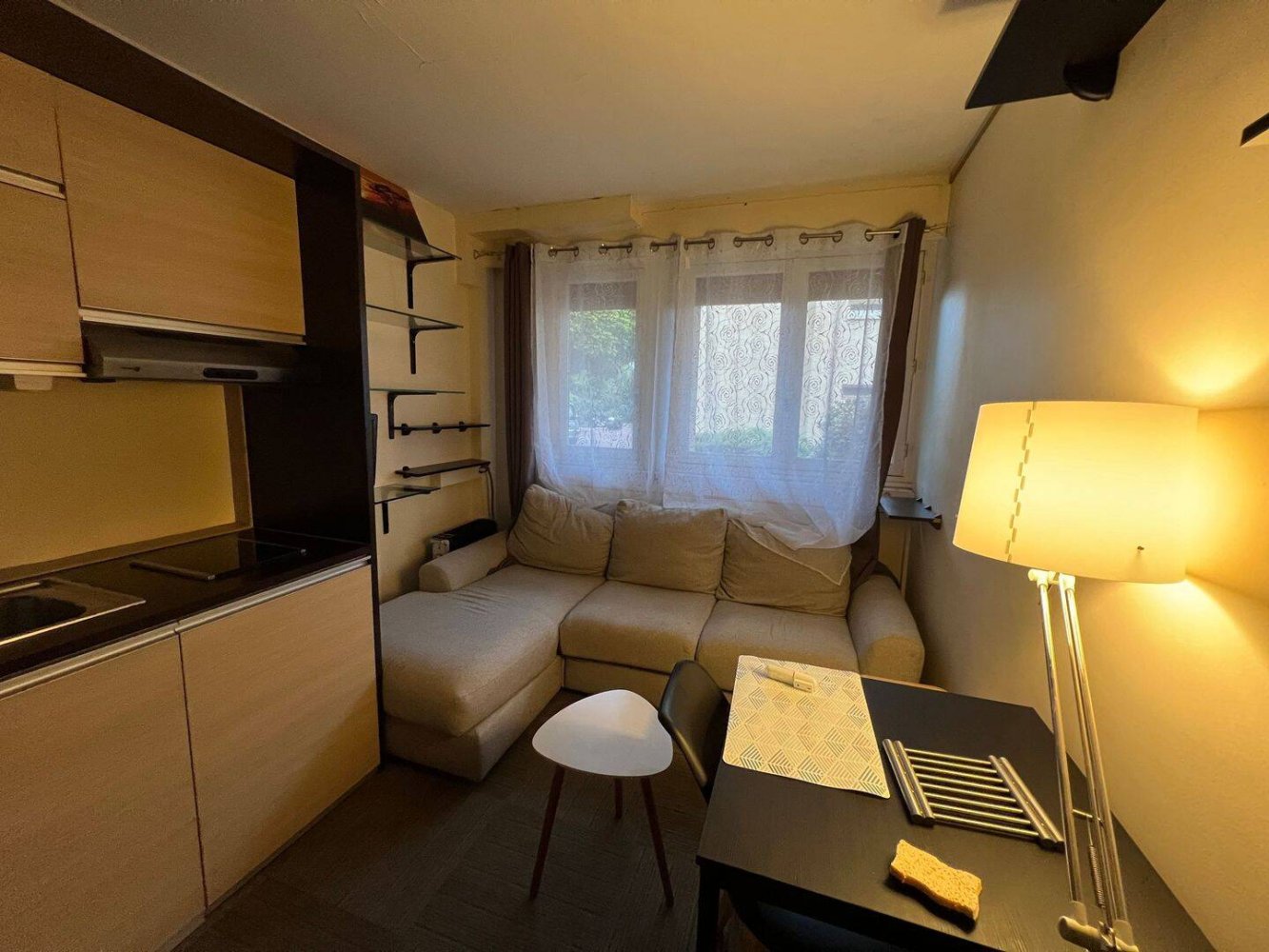 Studio à Suresnes, France No. 327723