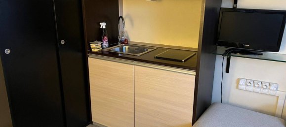 Studio à Suresnes, France No. 327723 2