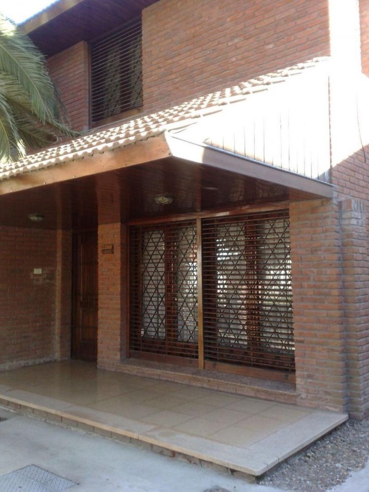 3 bedrooms House in Mar del Plata, Argentina No. 95634