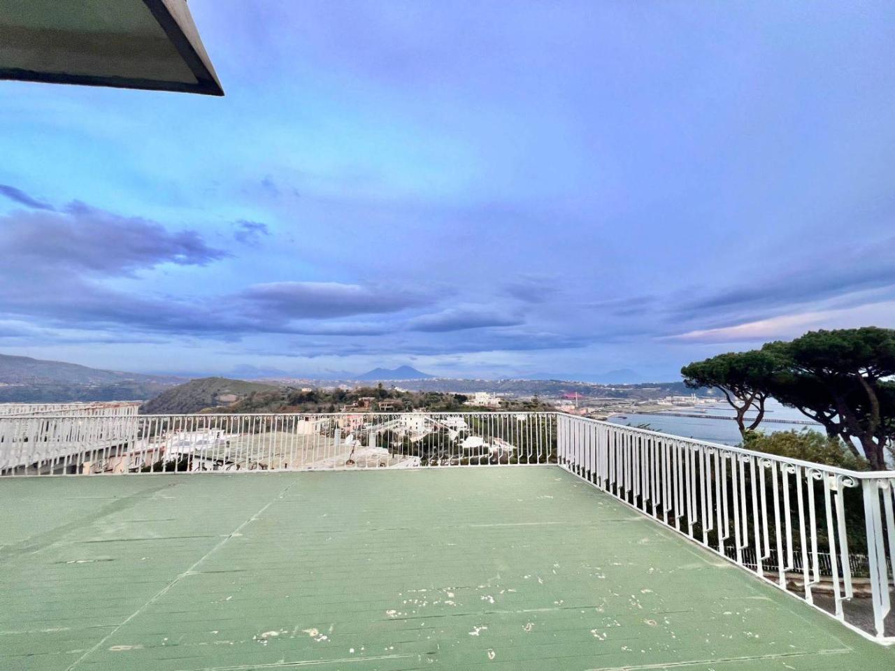 8 rooms Villa in Pozzuoli, Italy No. 32923