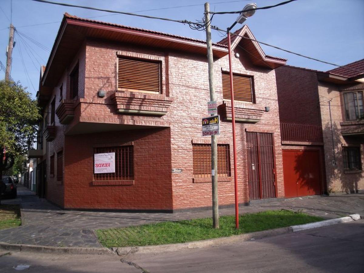 Casa de 3 dormitorios en Quilmes, Argentina No. 95476
