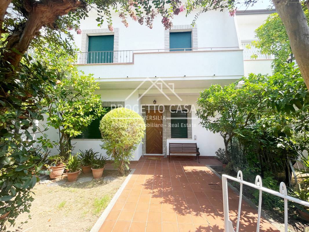 3 bedrooms Villa in Viareggio, Italy No. 329239