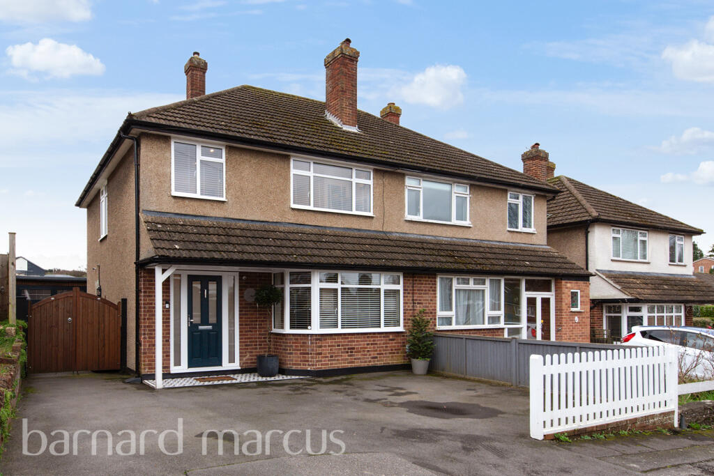 3 bedrooms House in Epsom, United Kingdom No. 9678