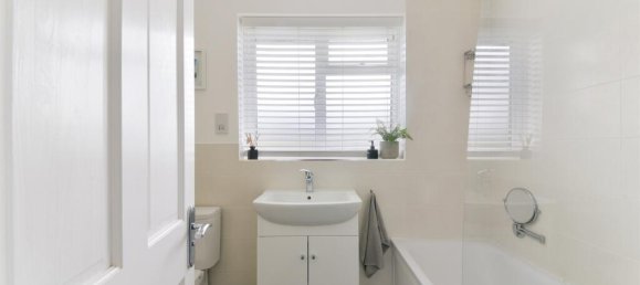 3 bedrooms House in Epsom, United Kingdom No. 9678 7