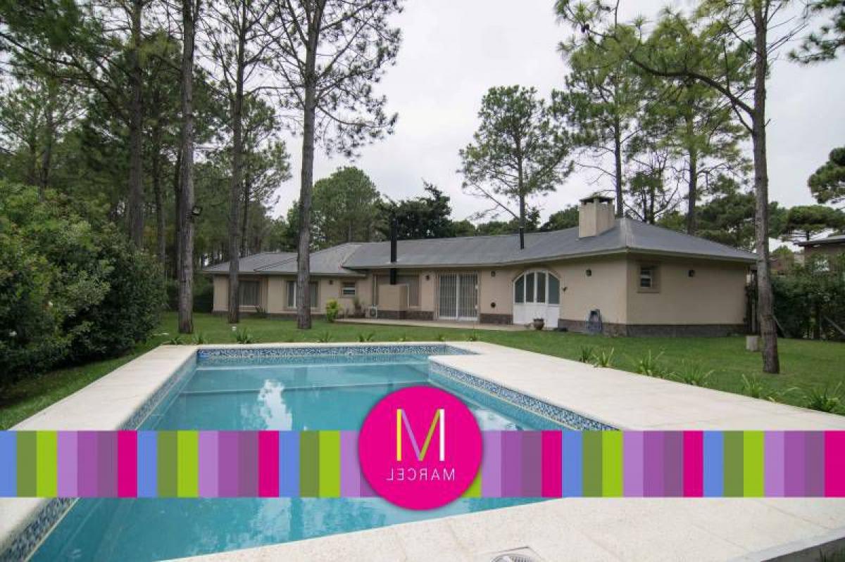 3 bedrooms House in Mar del Plata, Argentina No. 70836