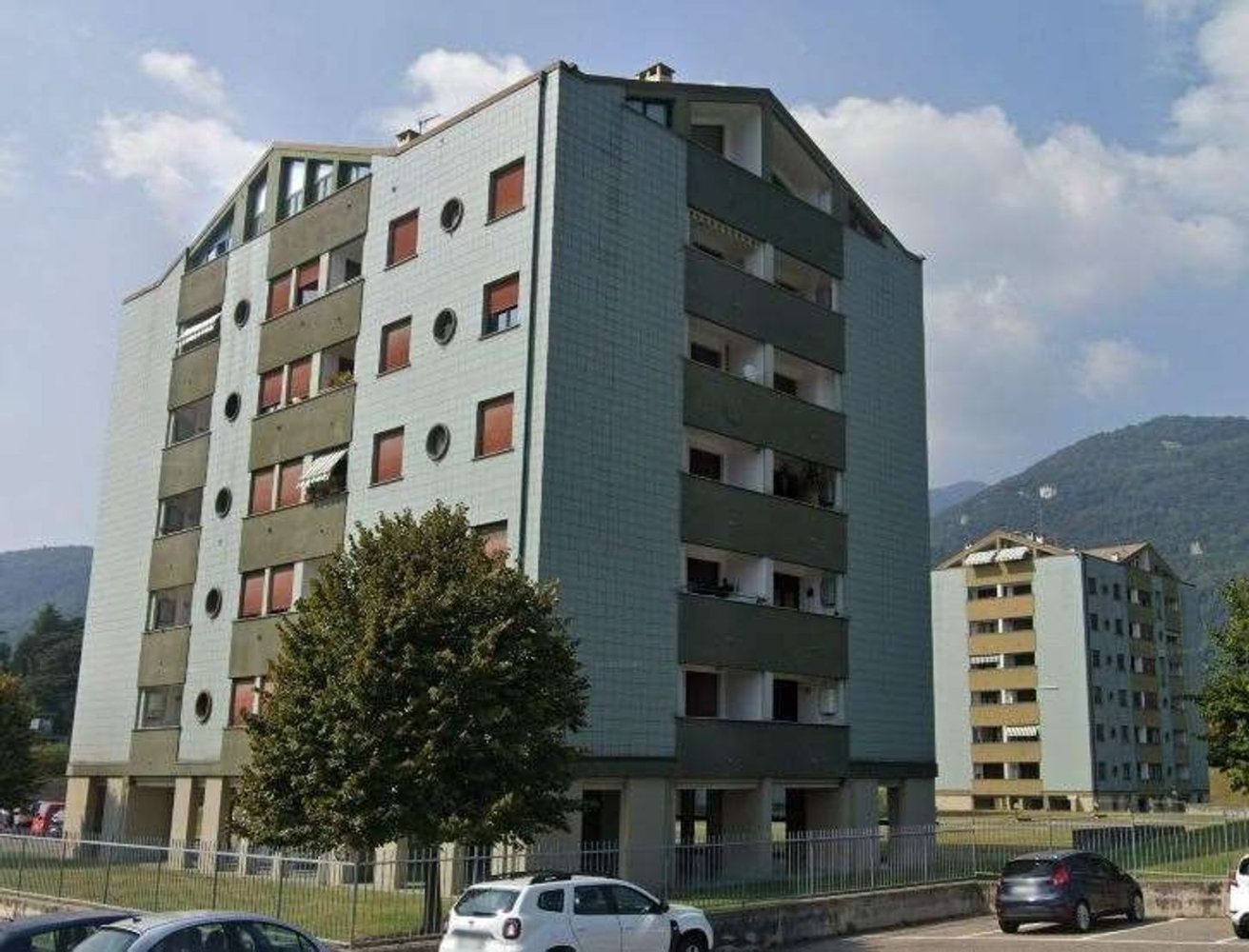 Apartamento de 4 habitaciónes en Erba, Italy No. 300077