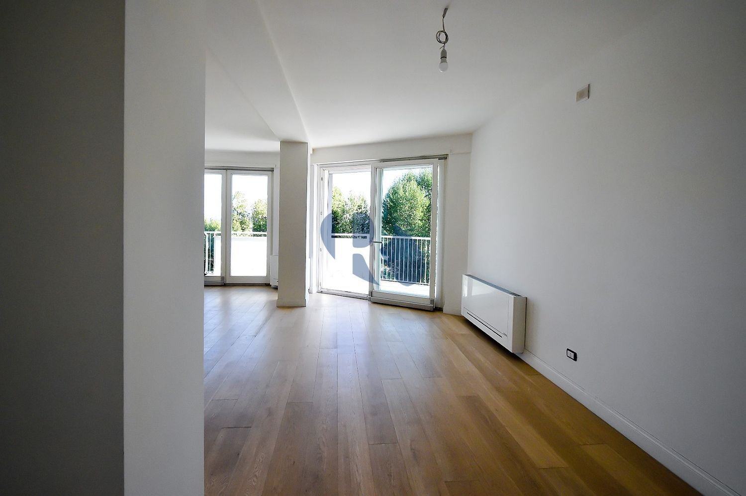 6 rooms Apartment in Rome, Italy No. 198659