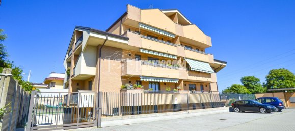 2-salle Appartement à Canegrate, Italy No. 274431 4