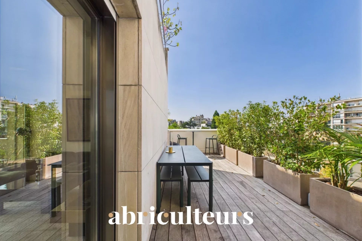 5 rooms Apartment in Paris, France No. 322616