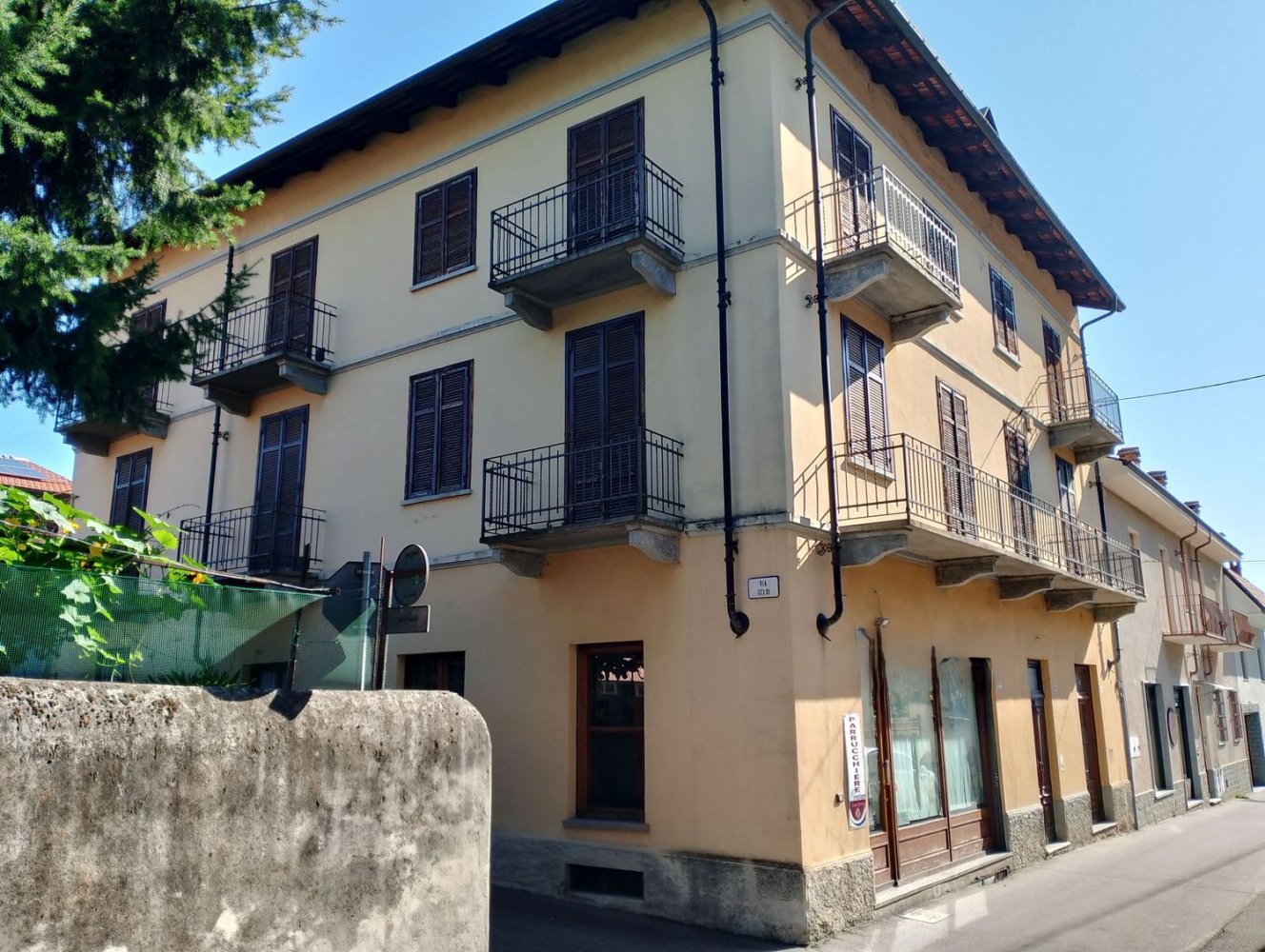 600m² Building in Barge, Italy No. 299550