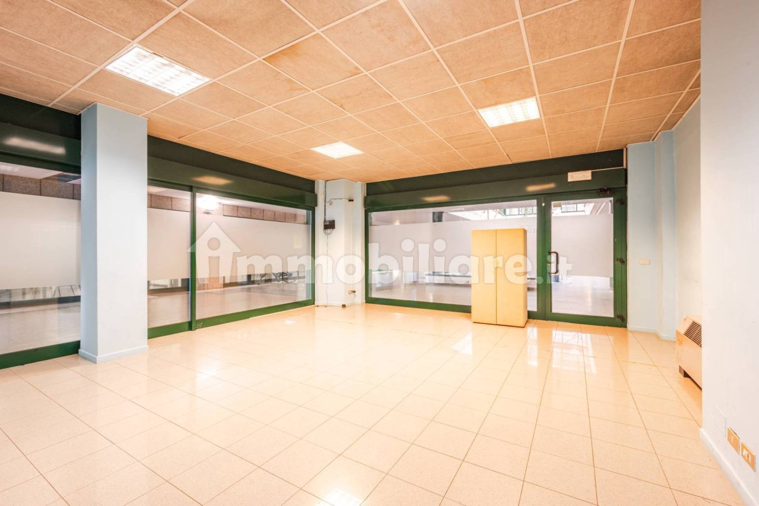 2 rooms Commercial property in Reggio Emilia, Italy No. 164054