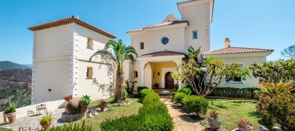 7 bedrooms House in Estepona, Spain No. 115749 2