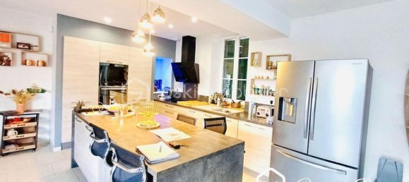 Дом с 5 спальнями в Санс, Франция № 207483 3