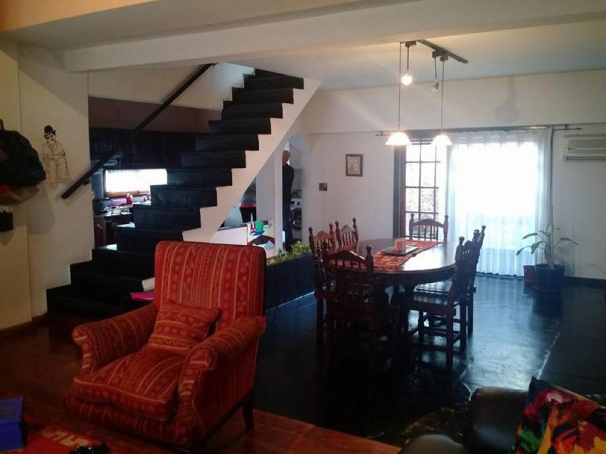 Casa de 3 dormitorios en Morón, Argentina No. 61270