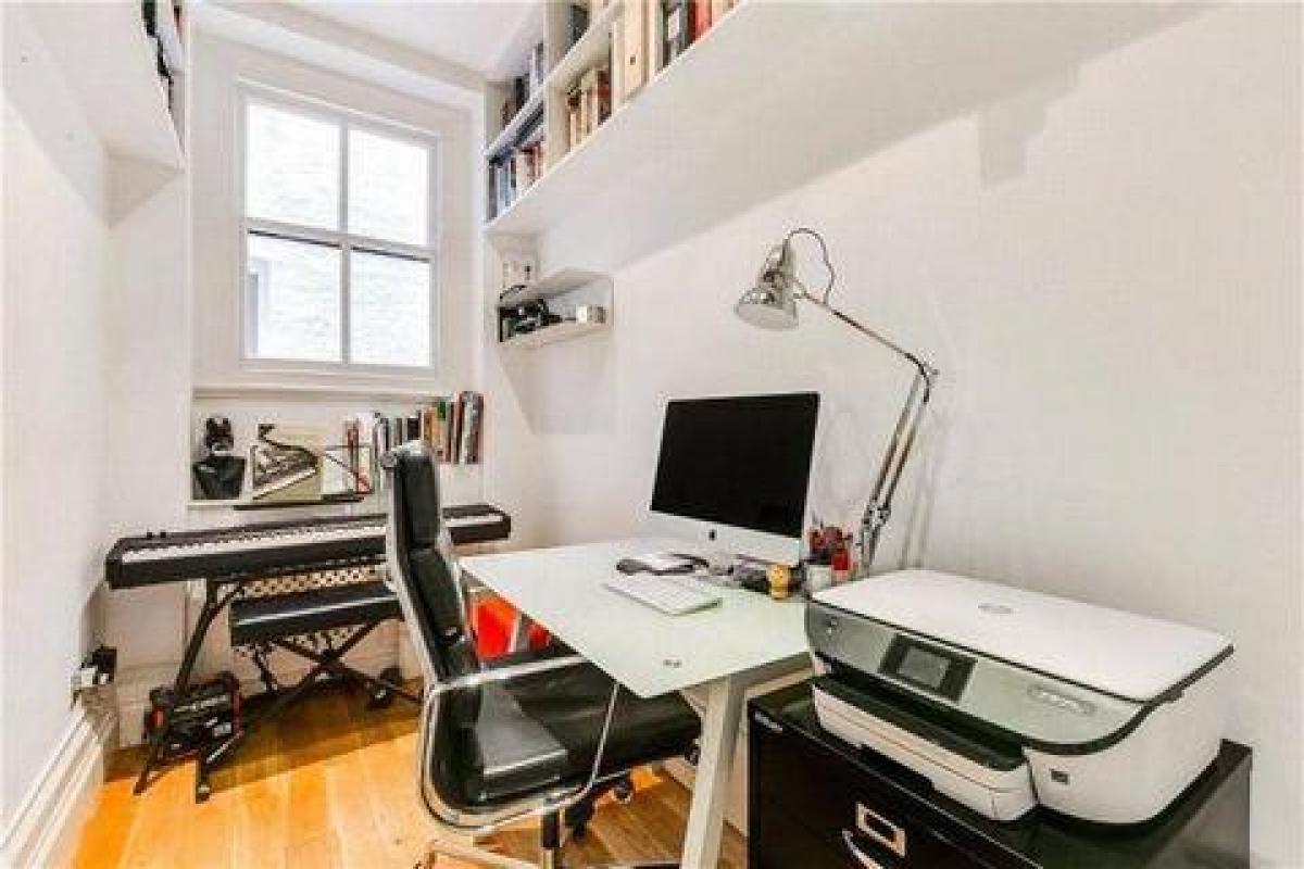 3 bedrooms Condo in London, United Kingdom No. 505