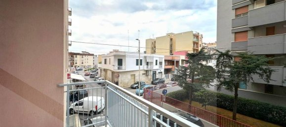 Квартира с 3 комнатами в Монополи, Италия № 28452 7