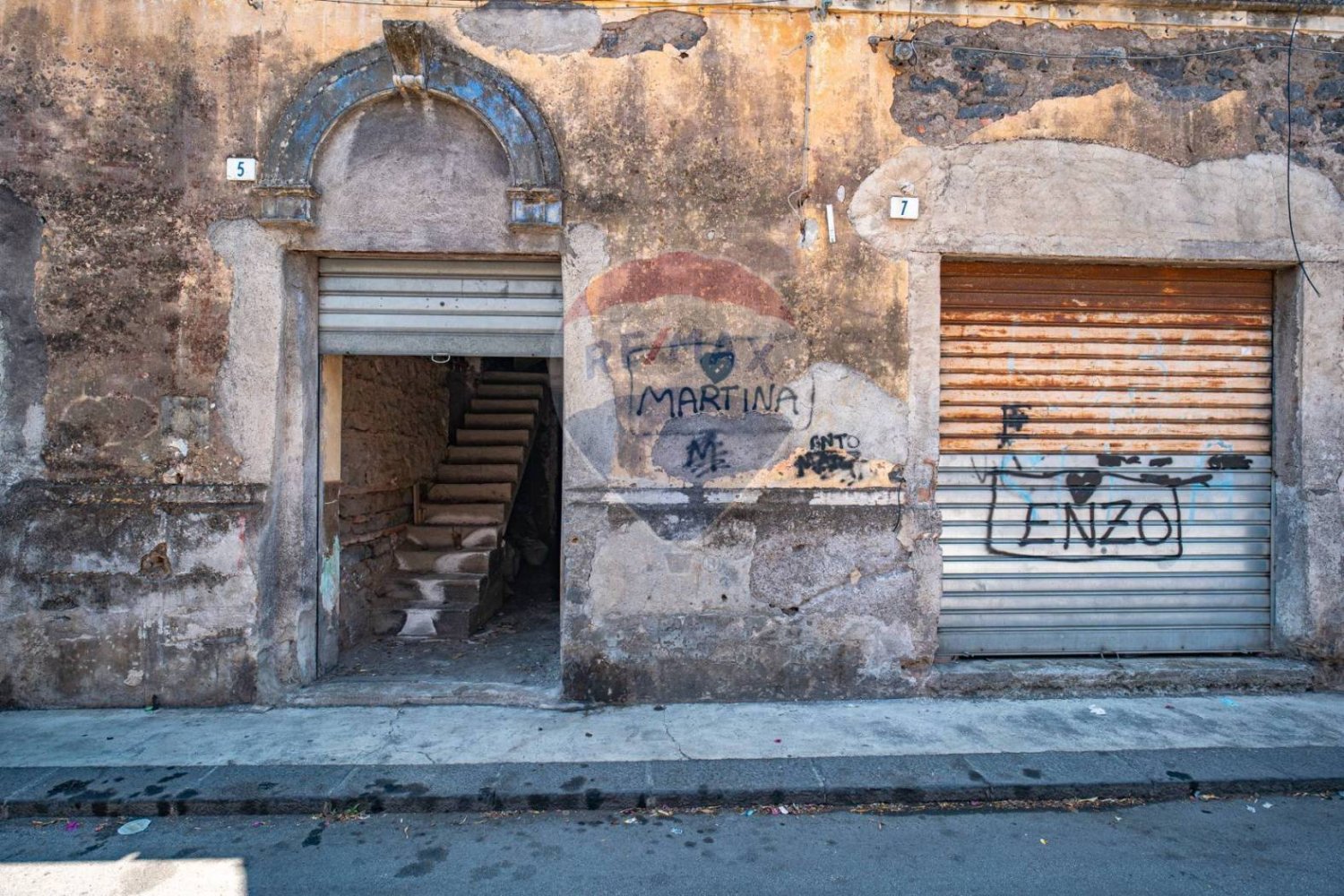 2 rooms Commercial property in Catania, Italy No. 57031