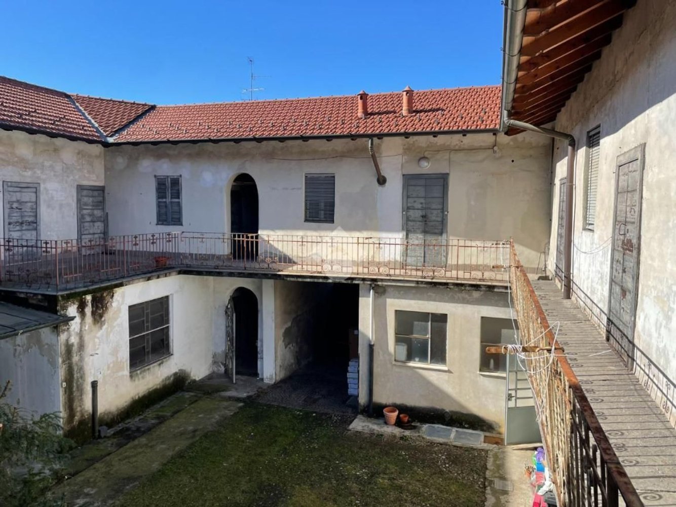 Casa de 20 divisões em Cardano al Campo, Italy N.º 110930