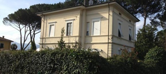 3 bedrooms Villa in Barga, Italy No. 272 6