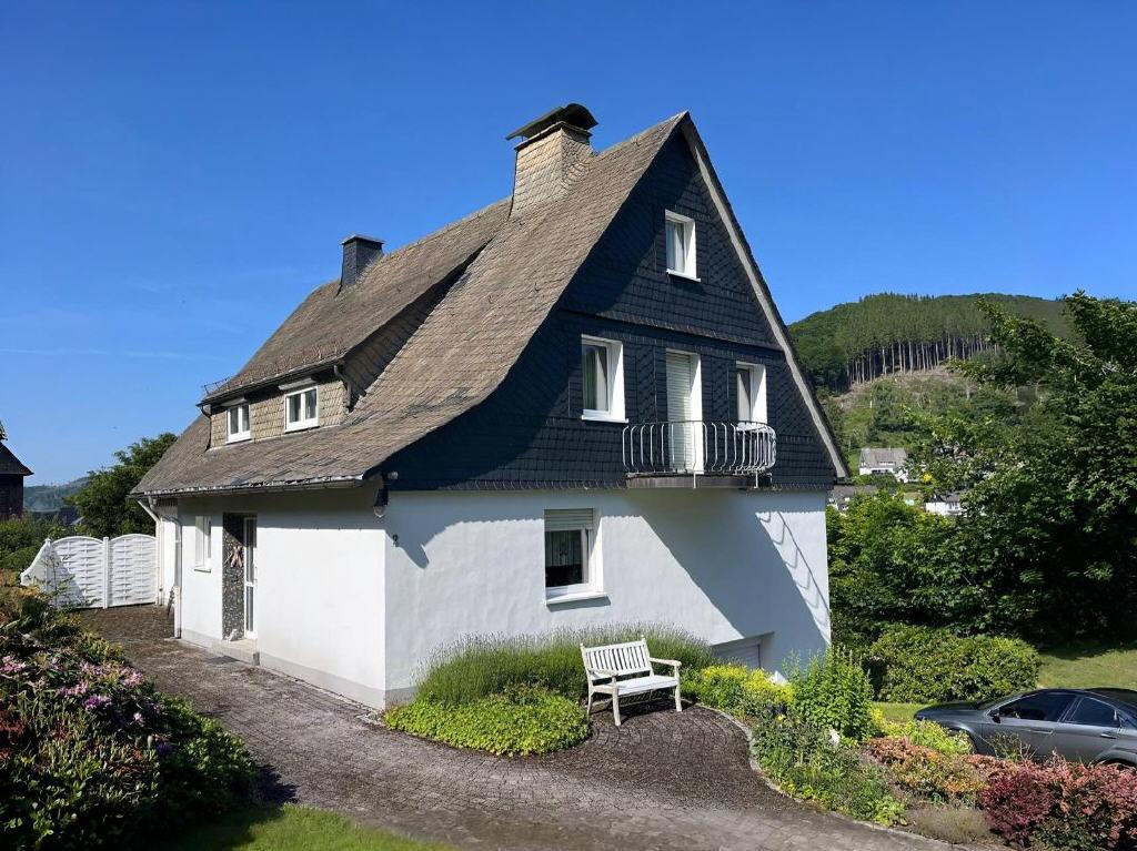 9 rooms Townhouse in Hochsauerlandkreis, Germany No. 256016