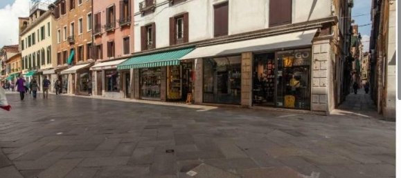 3 rooms Apartment in Venice, Italy No. 35410 2