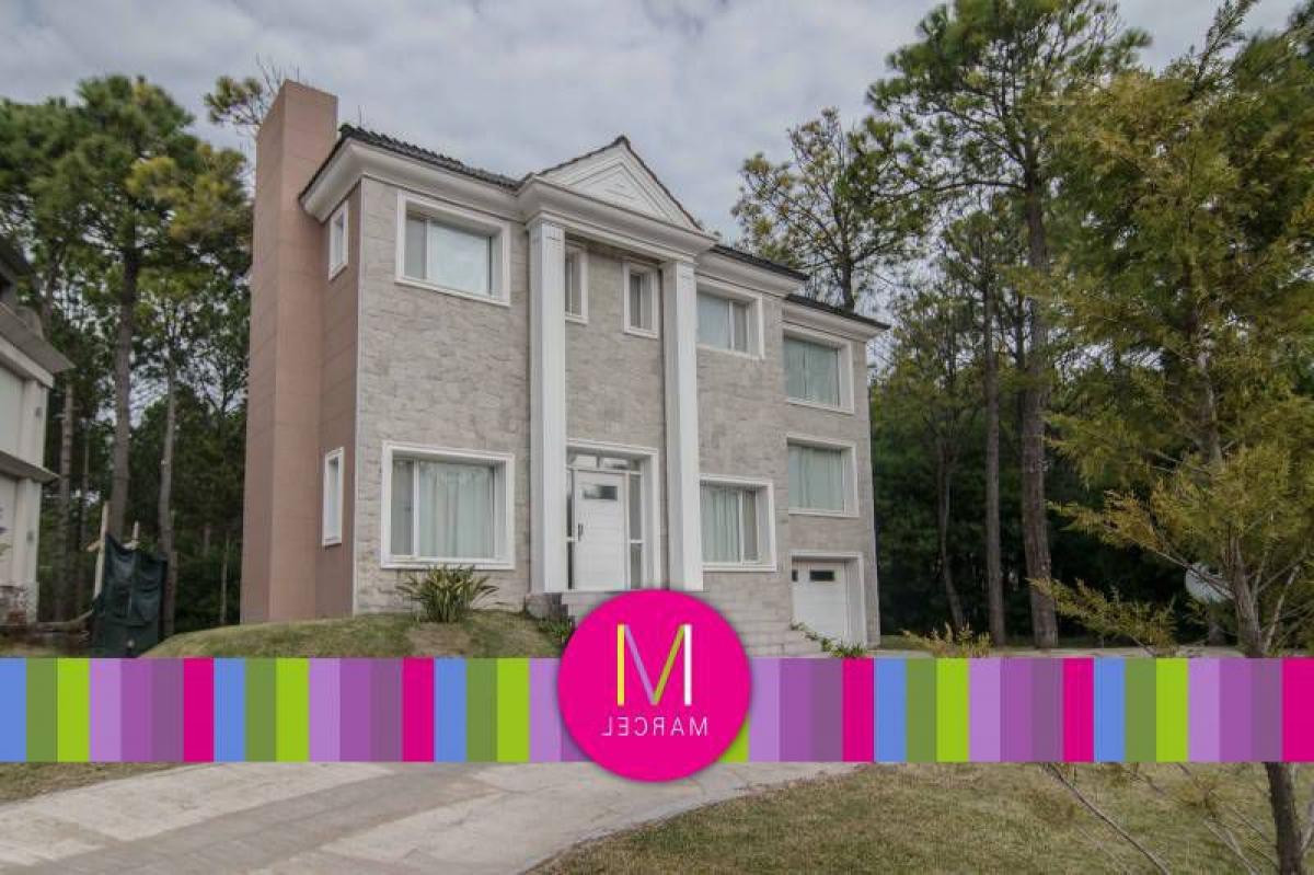 4 bedrooms House in Mar del Plata, Argentina No. 103150