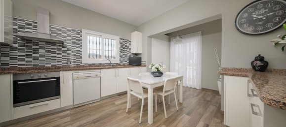 5 bedrooms Villa in Coin, Spain No. 141232 3