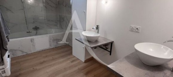 2 chambres Maison de ville à Laugnac, France No. 102339 6