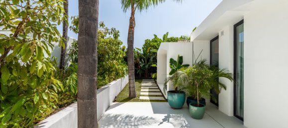 5 bedrooms Villa in Marbella, Spain No. 105786 2