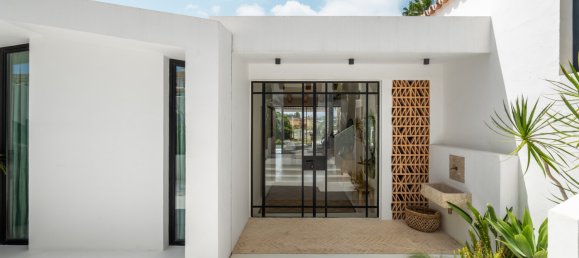 5 bedrooms Villa in Marbella, Spain No. 105786 3