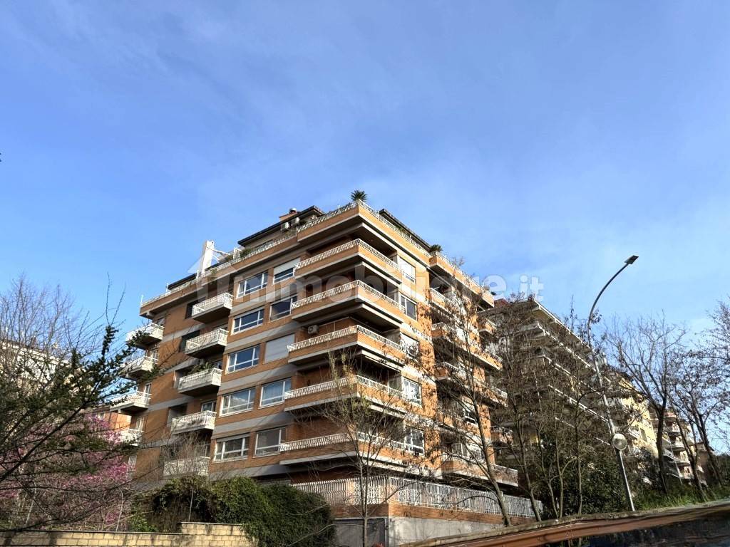 4 bedrooms Apartment in Rome, Italy No. 195479