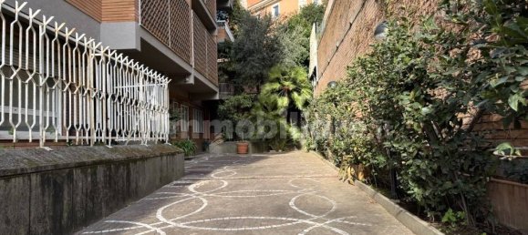 4 bedrooms Apartment in Rome, Italy No. 195479 2