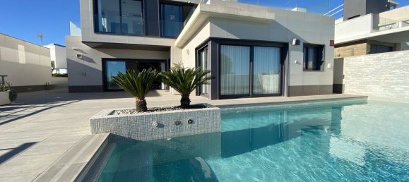 Casa de 5 dormitorios en San Miguel de Salinas, Spain No. 185958 4