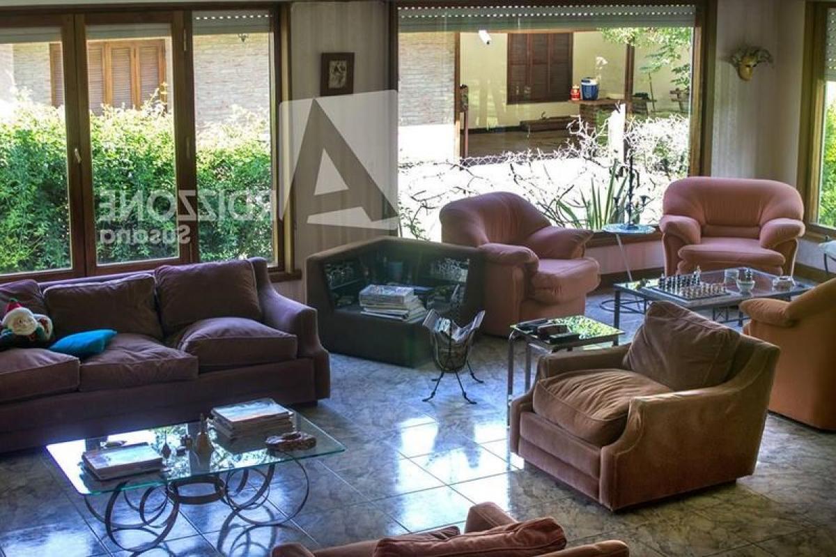 Casa de 4 dormitorios en Mar del Plata, Argentina No. 75717