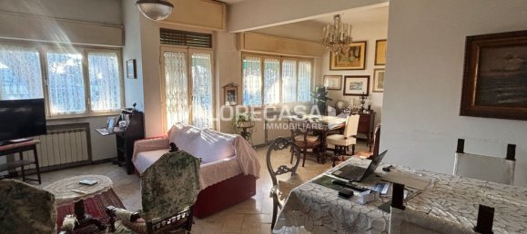 6 rooms Apartment in Carrara, Italy No. 194362 4