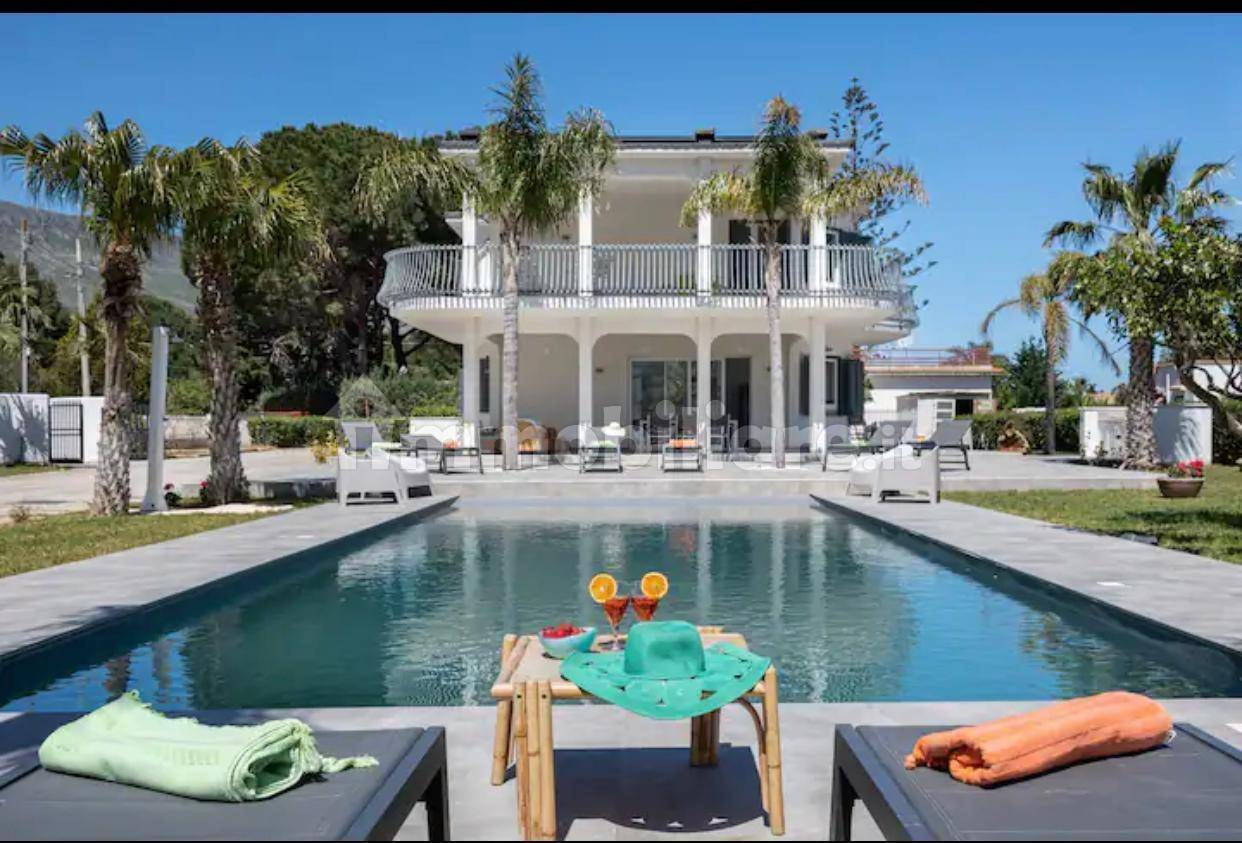 Villa de 5 dormitorios en Castellammare del Golfo, Italy No. 45879