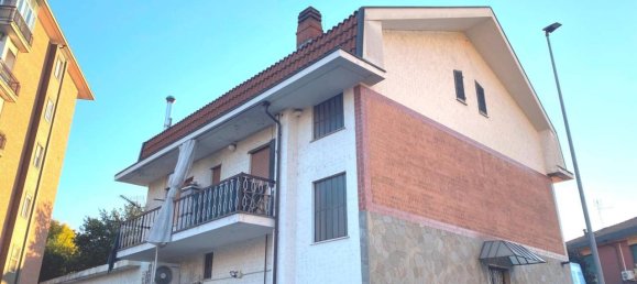 4-salle Appartement à Nichelino, Italy No. 113679 2