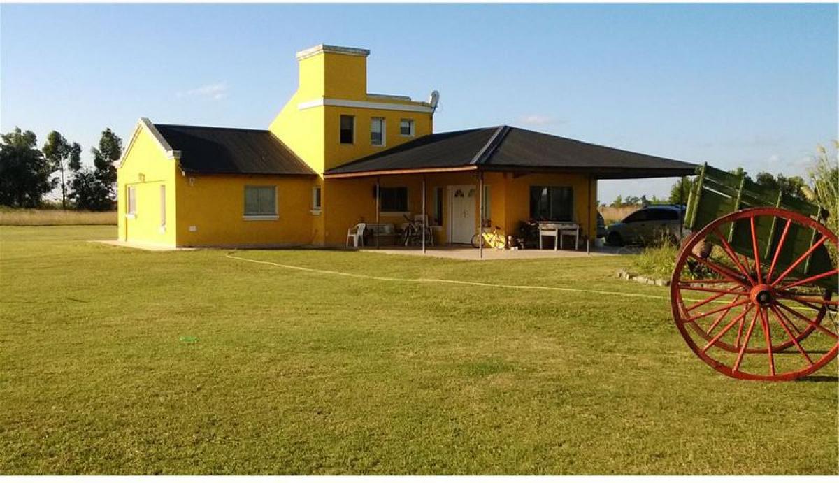 4 bedrooms House in Chascomus, Argentina No. 19188