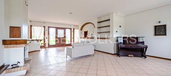 4 bedrooms House in Casier, Italy No. 105250 27