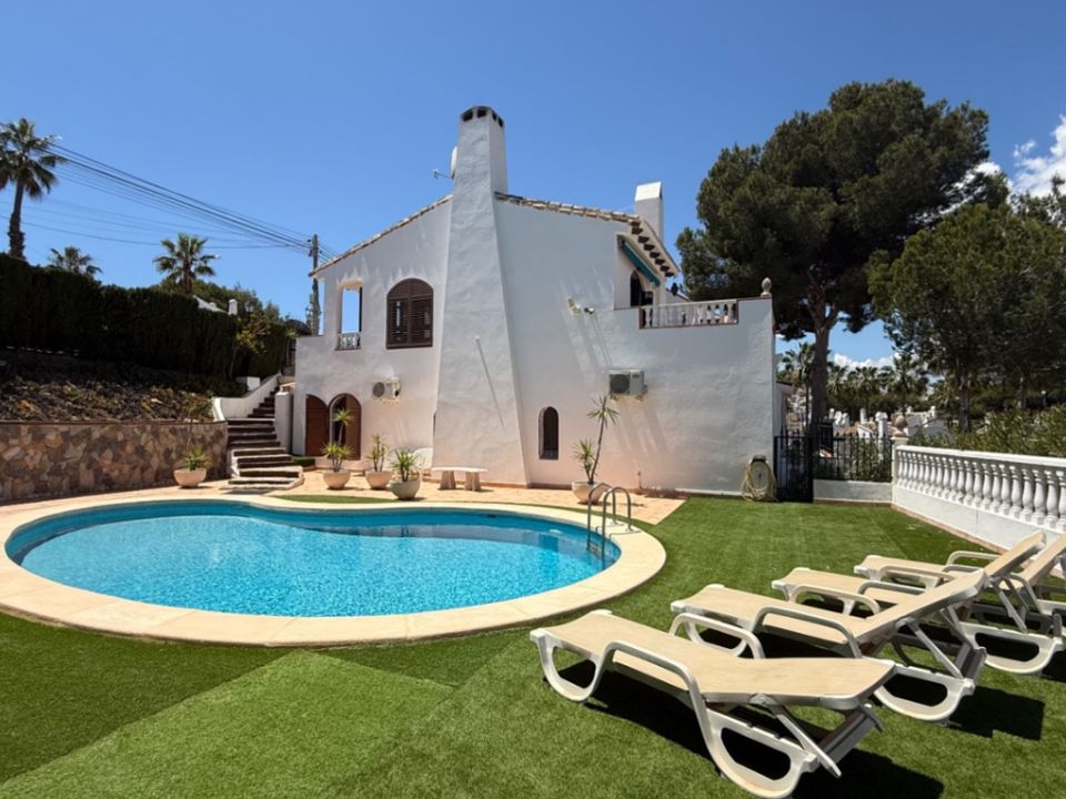 4 bedrooms Villa in Alicante, Spain No. 184717