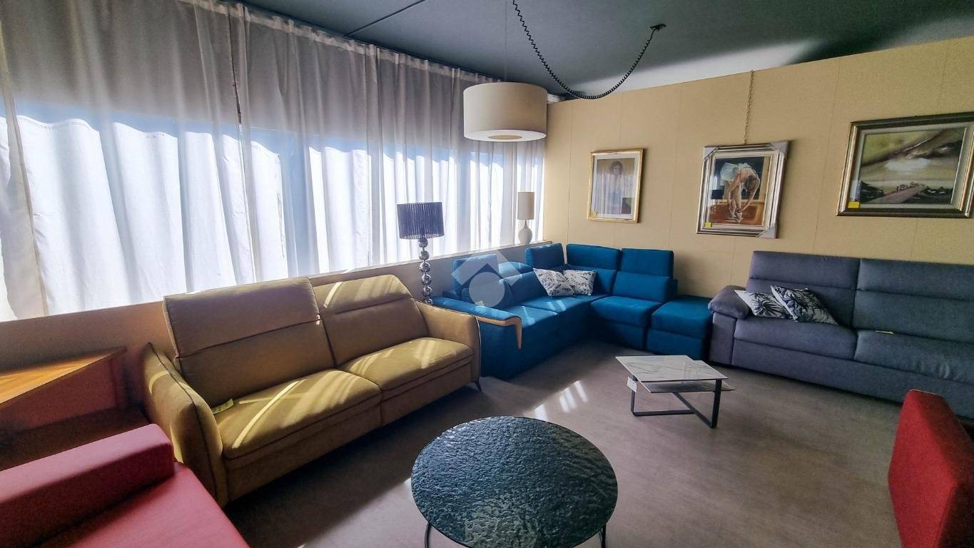 Almacén de 5 habitaciónes en Brivio, Italy No. 78295