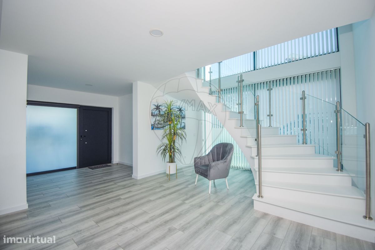 5 bedrooms House in Porto Salvo, Portugal No. 43028