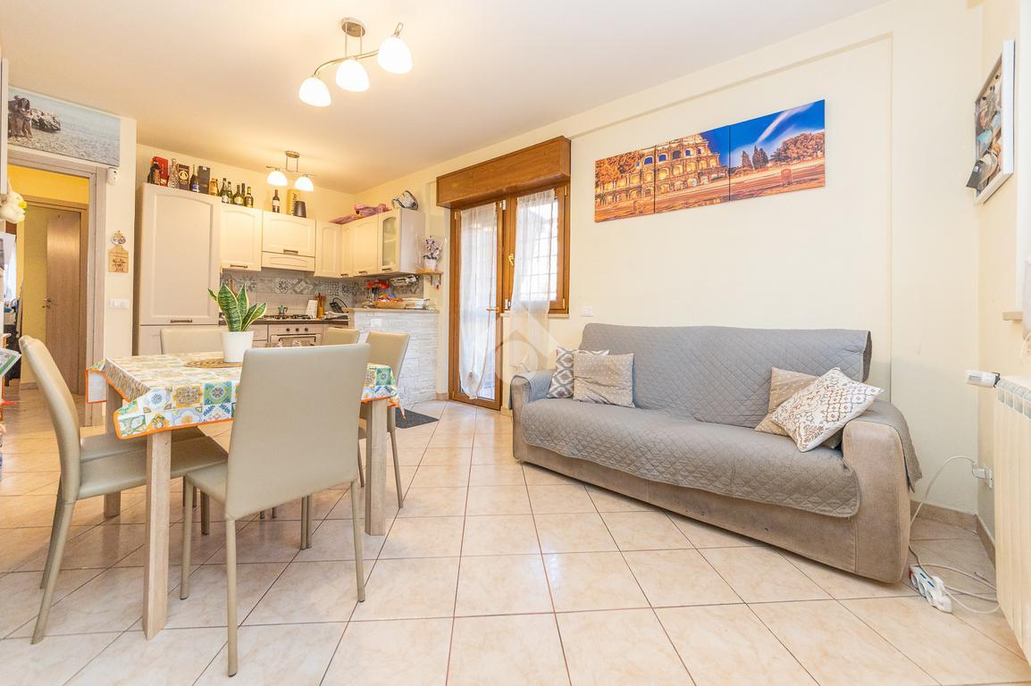 3 rooms Apartment in Rome, Italy No. 83385