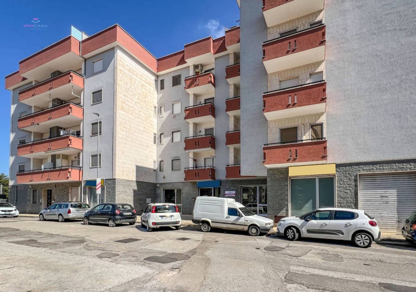 5 rooms Commercial property in Putignano, Italy No. 154421