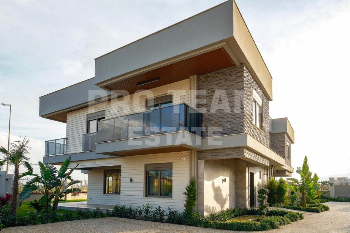 Villa de 6 habitaciónes en Kundu, Turkey No. 42563