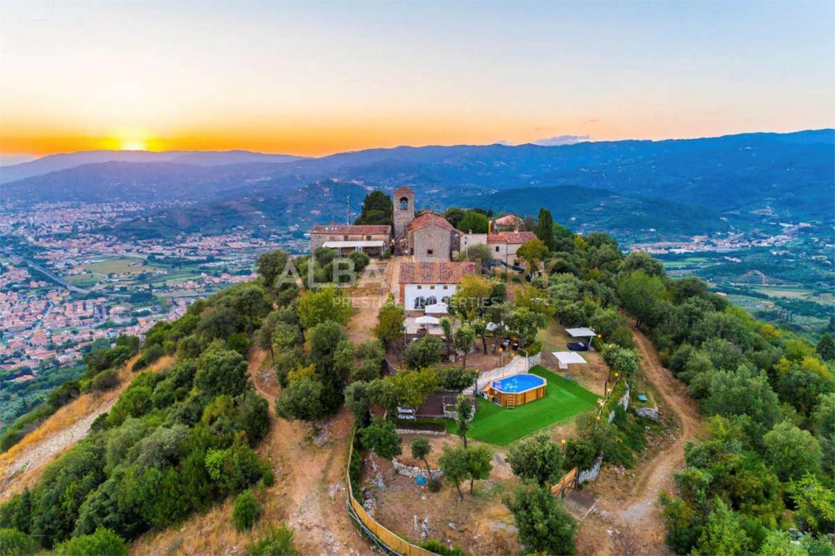 5 bedrooms Villa in Monsummano Terme, Italy No. 735